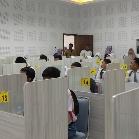 Perkuat Wawasan Digital, Puluhan Siswa SMK N 1 Trucuk Klaten Ikuti Campus Tour di Lab Bahasa UMBY